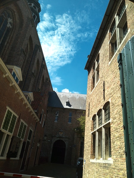 And then I headed to the city hall, this is a side street (I love to take alley pictures!)